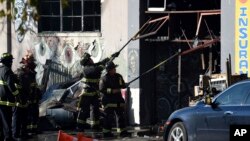 L'entrée du bâtiment où le feu a éclaté à Oakland le 3 décembre 2016.