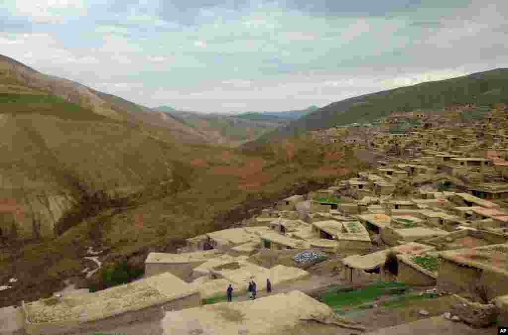 Warga berjalan di sebuah jalan di desa Abi-Barik di provinsi Badakhshan, timur laut Afghanistan, Sabtu (3/5). (AP/Sayed Ibrahim)