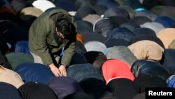 Warga muslim melakukan shalat berjamaah di London (foto: ilustrasi). 