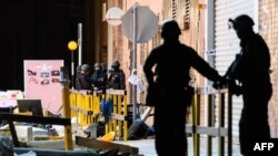 Tim Gegana Kepolisian Hong Kong mencari bahan peledak dan bahan kimia di Universitas Politeknik Hong Kong, seminggu setelah polisi mengepung universitas itu, 28 November 2019. (Foto: AFP)