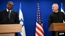 El secretario de Defensa de Estados Unidos, Lloyd Austin (a la izquierda), y el ministro de Defensa de Israel, Yoav Gallant, dan una conferencia de prensa conjunta en Tel Aviv el 18 de diciembre de 2023.