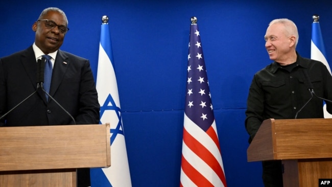 El secretario de Defensa de Estados Unidos, Lloyd Austin (a la izquierda), y el ministro de Defensa de Israel, Yoav Gallant, dan una conferencia de prensa conjunta en Tel Aviv el 18 de diciembre de 2023.
