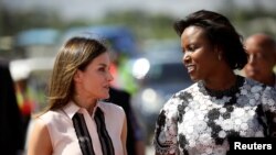 Rèn Letizia Ortiz kap pale ak Premyè dam ayisyen an Martine Moise ki te vin akeyi li nan aewopò Toussaint Louverture la nan Pòtoprens, Ayiti, 22 me 2018.Foro: REUTERS/Andres Martinez Casares - RC1BA0A10680