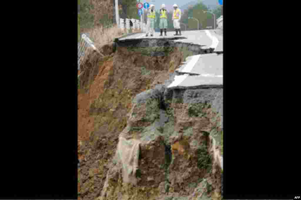 Investigators check the damage caused by Sunday's earthquake on the tollway in Nanao, Ishikawa prefecture, coastal central Japan Tuesday, March 27, 2007. A powerful quake tore into the region on Sunday, killing one person and injured 214 others.