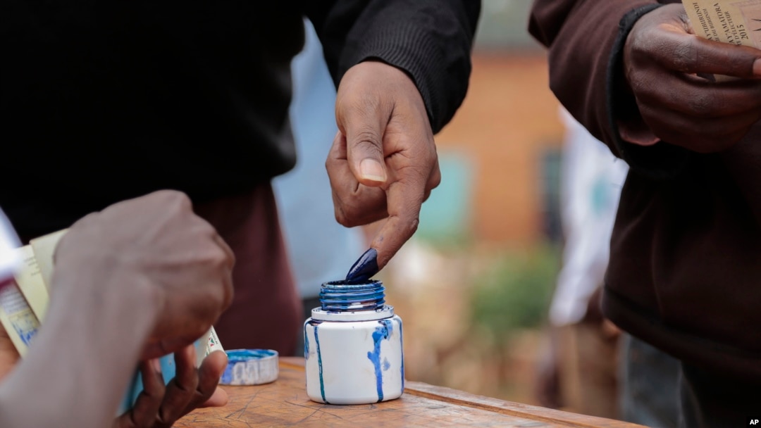 Seorang pejabat Burundi menandai jari seorang pemilih dengan tinta setelah memilih pada pemilu parlemen di Ngozi, Burundi, 29 Juni 2015. 