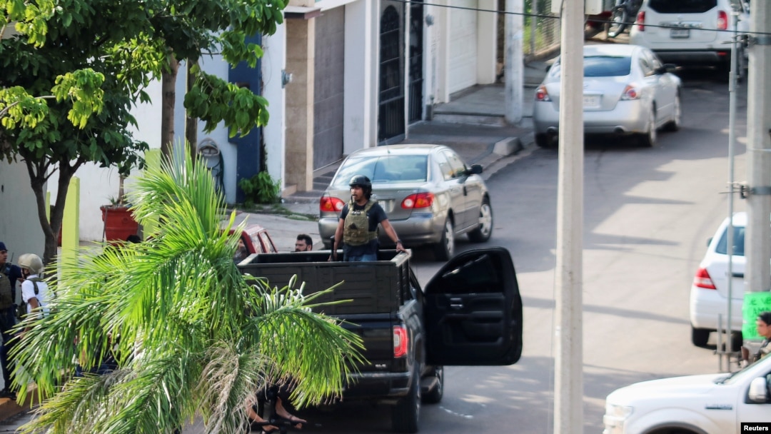ARCHIVO - Hombres armados del cártel son vistos en un camión durante enfrentamientos con las fuerzas federales tras la detención de Ovidio Guzmán, hijo del narcotraficante Joaquín "El Chapo" Guzmán, en Culiacán, estado de Sinaloa, México, 17 de octubre de 2019. 