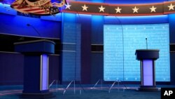 Panel pelindung diletakkan di antara mimbar pidato untuk Presden Donald Trump dan pesaingnya, dari partai Demokrat, Joe Biden, menjelang debat di Universitas Belmont di Nashville, Tennessee, 21 Oktober 2020.