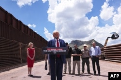 Calon presiden dari Partai Republik Donald Trump berbicara tentang imigrasi dan keamanan perbatasan di dekat Coronado National Memorial di Montezuma Pass, Arizona, 22 Agustus 2024.