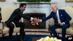 Presiden AS Joe Biden dan pemimpin Qatar Sheikh Tamim bin Hamad Al Thani (kiri) bertemu di Gedung Putih hari Senin (31/1). 