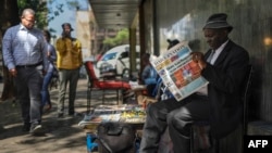 À Nairobi, un homme lit le quotidien Daily Nation qui titre sur la destitution du vice-président Rigathi Gachagua, le 9 octobre 2024.