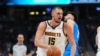 Nikola Jokic (15) de Denver se dirige vers le panier dans le match contre le Thunder d'Oklahoma City, USA, le 25 octobre 2024.