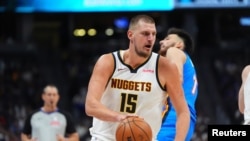 Nikola Jokic (15) de Denver se dirige vers le panier dans le match contre le Thunder d'Oklahoma City, USA, le 25 octobre 2024.