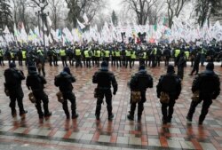 Ukrainian law enforcement officers stand guard during a rally of entrepreneurs and representatives of small businesses amid the coronavirus disease (COVID-19) outbreak in Independence Square in Kyiv, Ukraine, Dec. 15, 2020.