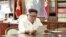 Severnokorejski lider Kim Džong Un čita pismo predsednika SAD Donalda Trampa, u Pjongjangu, Severna Koreja, na fotografiji koju je objavila severnokorejska Kojrejska centralna novinska agecija 22. juna 2019.
