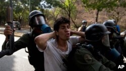 Uno de los manifestantes detenidos por la Guardia Nacional durante las protestas.