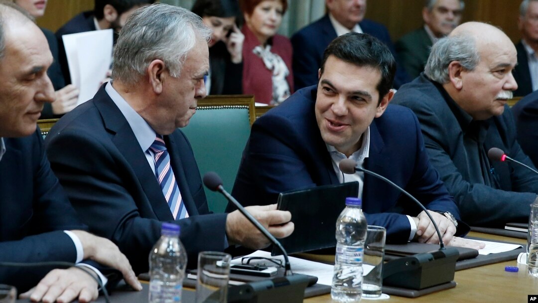 Perdana Menteri Yunani, Alexis Tsipras (kedua dari kanan) saat memimpin rapat kabinetnya yang pertama di Athena (28/1).
