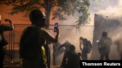 La policía en Portland roció con gases lacrimógenos a manifestantes que el 22 de julio protestaban frente a la sede del principal tribunal en esa ciudad del estado de Oregón.