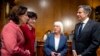 Dari kiri: Menteri Perdagangan Gina Raimondo, Senator Susan Collins, Senator Patty Murray,, dan Menlu AS Antony Blinken berbincang sebelum rapat mengenai anggaran federal di Capitol Hill, Selasa (16/5). 