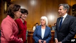 Dari kiri: Menteri Perdagangan Gina Raimondo, Senator Susan Collins, Senator Patty Murray,, dan Menlu AS Antony Blinken berbincang sebelum rapat mengenai anggaran federal di Capitol Hill, Selasa (16/5). 