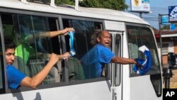 Previo al inicio de las conversaciones que ambas parten insisten en llamar "negociación", varios microbuses del Sistema Penitenciario, escoltados por camionetas con policías fuertemente armados, salieron en las primeras horas del día de la cárcel Modelo.