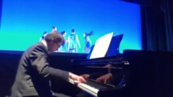 Пијанистот Никола Паскалов на сцената во Центарот Кенеди во мултимедијален проект