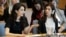 Nadia Murad Basee Taha (kanan) mendengarkan Amal Clooney, pengacara HAM Internasional, berbicara dalam sidang Dewan Keamanan PBB mengenai kekerasan seksual yang digelar di markas PBB, Selasa, 23 April 2019.