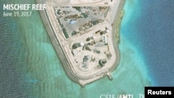 Aktivitas konstruksi tampak di Mischief Reef, bagian dari Kepulauan Spratly, di kawasan Laut China Selatan yang dipertengkarkan pada foto satelit yang diambil pada tanggal 19 Juni 2017 dan dirilis oleh CSIS Asia Maritime Transparency Initiative di the Center for Strategic and International Studies (CSIS) tanggal 29 Juni 2017 (foto: CSIS/AMTI DigitalGlobe/Rilis via REUTERS)