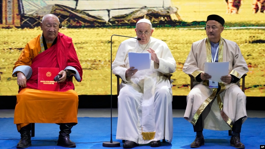 Paus Fransiskus (tengah) berbicara dalam acara bersama sejumlah pemimpin agama di Teater Hun, sekitar 15 kilometer dari Ibu Kota Mongolia, Ulan Bator, Minggu, 3 September 2023. (Foto: Andrew Medichini/AP Photo)