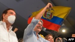 El candidato presidencial ecuatoriano, Guillermo Lasso(derecha) celebra su victoria tras conocerse los resultados preliminares de la segunda ronda electoral de su pais, en el Centro de Convenciones de Guayaquil, el 11 de abril de 2021.