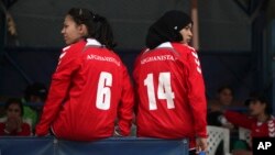 Footballeuses de l'équipe nationale afghane avant un match amical contre l'équipe de la Force Internationale d'Assistance à la Sécurité au siège de la FIAS à Kaboul, le 29 octobre 2010.