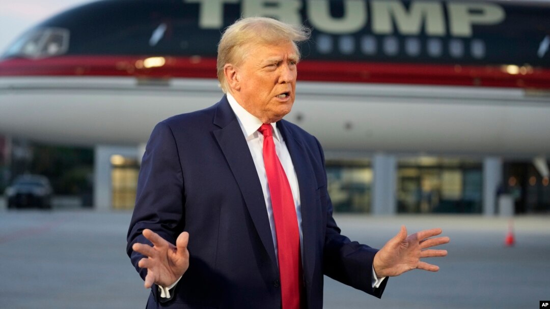 Bivši američki predsjednik Donald Trump obraća se novinarima na aerodromu u Atlanti (Foto: AP/Alex Brandon)