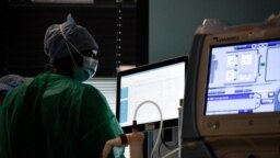 ARCHIVO - Una enfermera trabaja en una unidad de cuidados intensivos (UCI) de COVID-19 del hospital AP-HP Delafontaine en Saint-Denis, en las afueras de París, el 29 de diciembre de 2021. 
