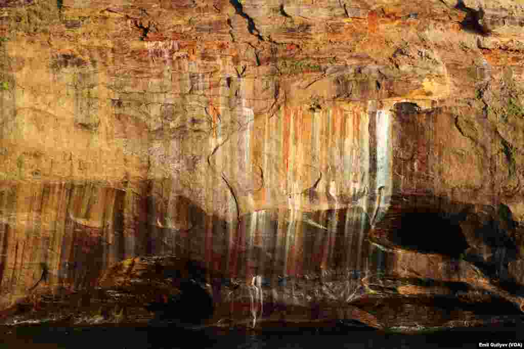 Gün batana yaxın Pictured Rocks - Şəkilli Qayaların rəngləri də dəyişir. Emil Quliyev - VOA