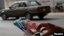  دال پاکستان چيمبرز اف کامرس اينډ انډسټري صدر زکريا عثمان وائس اف امريکا سره خبرو کې دتحريک انصاف دمشر له لوري دسول نافرمانۍ دتحريک چلولو اعلان رد کړى اؤ وئيلي يې دي چې داوسني احتجاج په وجه دهيواد معيشت ته داربونو ډالرو نقصان رسيدلى دى.