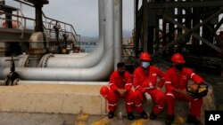 Foto de archivo. Trabajadores petroleros toman un descanso en la refinería El Palito (Foto AP/Ernesto Vargas)