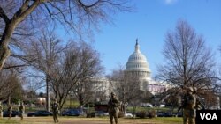 Miembros de la Guardia Nacional custodian los alrededores del Capitolio de Estados Unidos el 13 de enero del 2021.