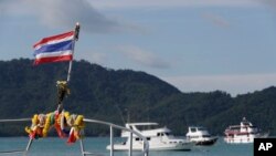 ထိုင်းအလံလွှင့်ထူထားတဲ့ ထိုင်းစက်လှေ။