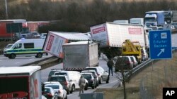 طوفان کے باعث شمالی یورپ کے کئی ملکوں کی سڑکوں پر ٹرک الٹ گئے