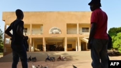 Des étudiants burkinabè devant l'université de Ouagadougou, le 7 novembre 2014.