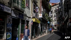 Pessoas caminham na rua Bem Formoso, no bairro da Mouraria, em Lisboa, a 14 de fevereiro de 2024.