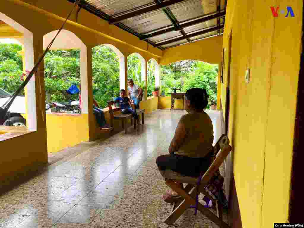 Guadalupe García Payes, mamá de Yeni González. (Celia Mendoza - VOA)