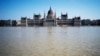 Gedung parlemen Hungaria di Budapest terendam banjir pada 19 september 2024. (Foto: AP/Denes Erdos)