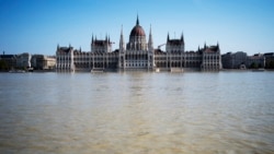 Gedung parlemen Hungaria di Budapest terendam banjir pada 19 september 2024. (Foto: AP/Denes Erdos)