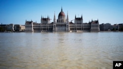 Gedung parlemen Hungaria di Budapest terendam banjir pada 19 september 2024. (Foto: AP/Denes Erdos)