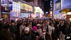 Para pengunjung menyaksikan siaran langsung ABC News mengenai hasil pemilu Amerika di Times Square, New York, Rabu, 6 November 2024. (Foto: Yuki Iwamura/AP Photo)