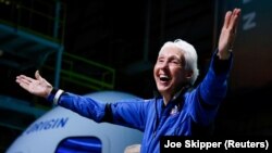 Reaksi Wally Funk setelah dia terbang dengan tiga awaknya dalam penerbangan perdana Blue Origin ke tepi luar angkasa, di Van Horn , Texas, AS, 20 Juli 2021. (Foto: REUTERS/Joe Skipper)