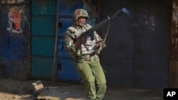 Un policier usant de gaz lacrymogènes contre des partisans de l'oppositon à Mathare, un bidonville de Nairobi, Kenya, le 20 novembre 2017