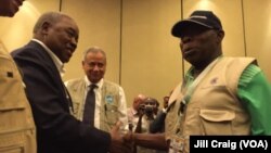 Former Nigerian President Olusegun Obasanj, right, greets former Zambian President Rupiah Banda after a news conference held by Commonwealth Observers team in Kampala, Feb. 20, 2016. Obasanjo heads Commonwealth Observers and Banda heads the Electoral Inst