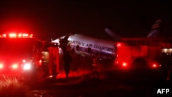 Les services d'urgence autour de l'avion accidenté à Wonderboom, dans la banlieue de Pretoria, en Afrique du Sud le 10 juillet 2018.