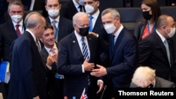 조 바이든 미국 대통령이 14일 벨기에 브뤼셀에서 열린 나토 정상회의장에서 옌스 스톨텐베르크 나토 사무총장과 대화하고 있다.